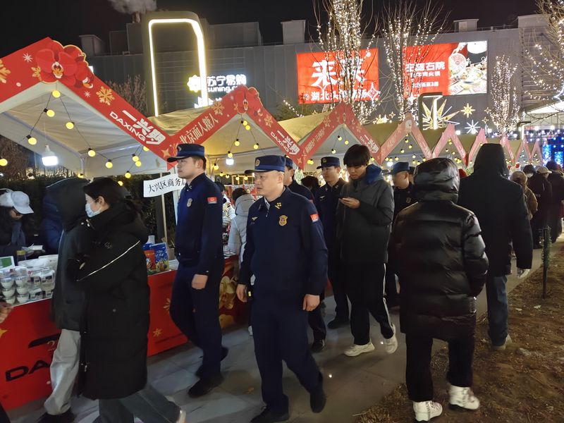 消防员在跨年夜活动中流动巡查。大兴消防供图