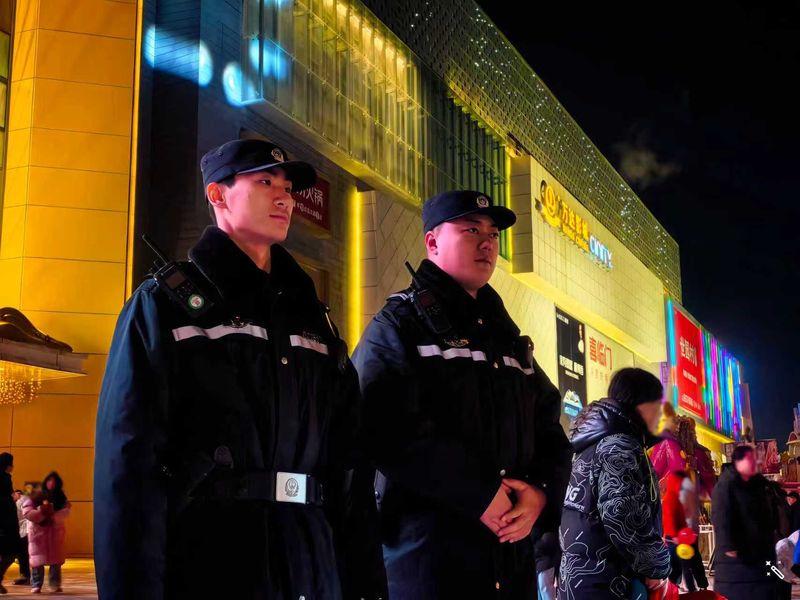 跨年夜，民警在热门商圈执勤。延庆警方供图