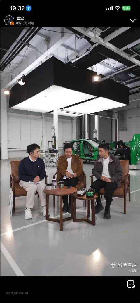 雷军直播回应小米汽<em>车</em><em>长</em>车头设计，徒手搬机盖展示轻量化
