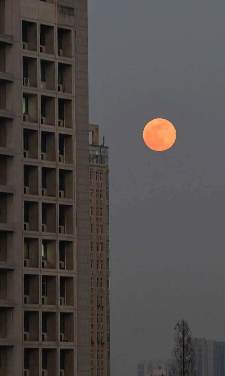 1月3日,今年首个超级月亮升起来了