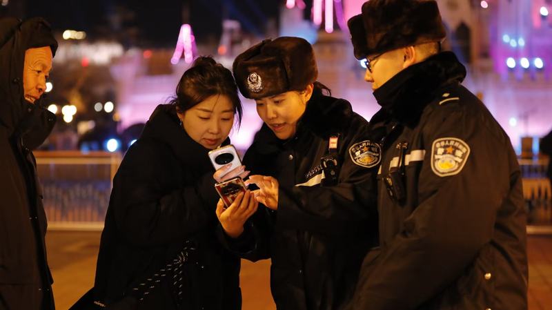 民警在园区执勤，为游客指路。石景山警方供图