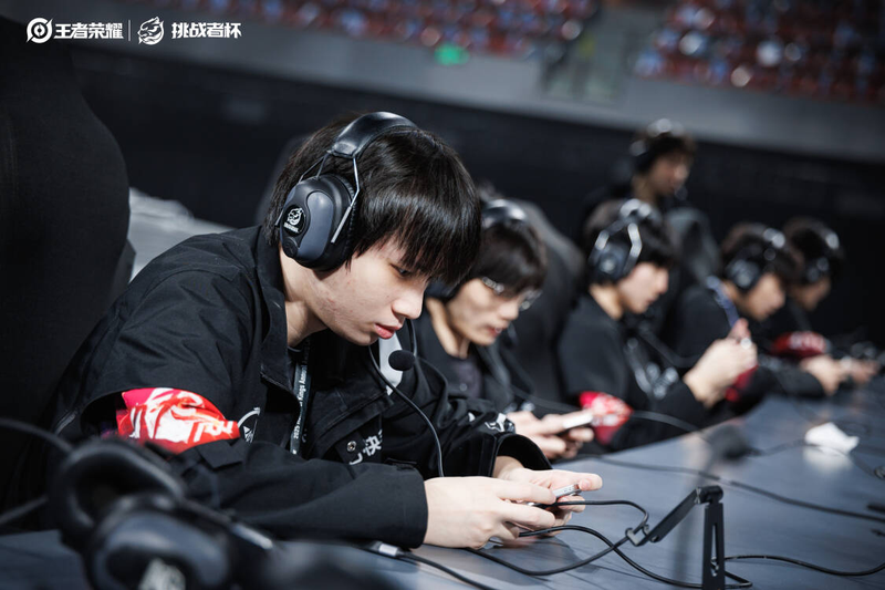 济南RW侠选手正在比赛中。