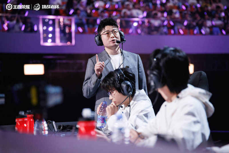 北京WB教练吕成林在指导选手。