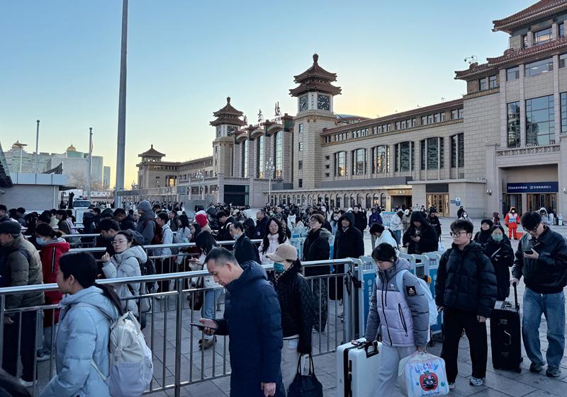 北京站，旅客出站后排队乘坐地铁。新京报记者 王贵彬 摄