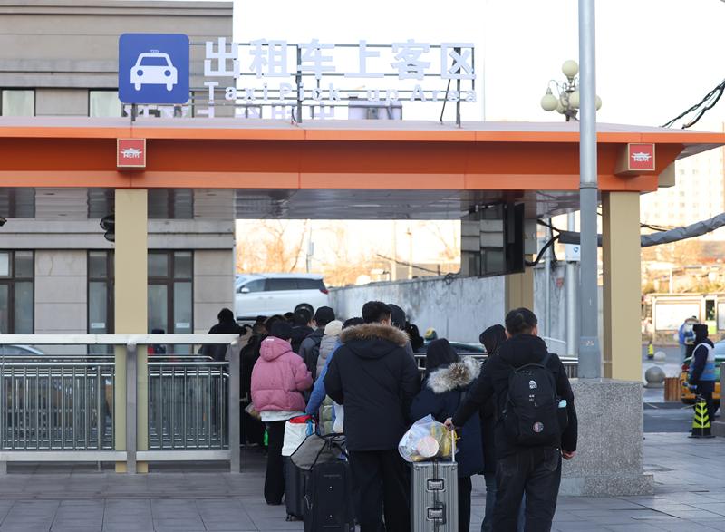 旅客在出租车上车区排队乘车。新京报记者 王贵彬 摄