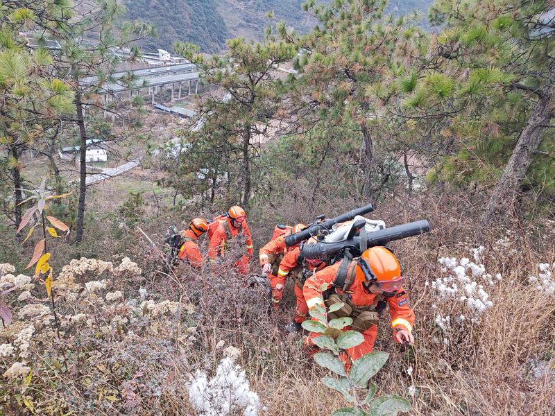 2026年1月1日，甘孜消防救援机动支队雅安大队在雅安市汉源县九襄镇开展防火携装巡护。阴玉城 摄