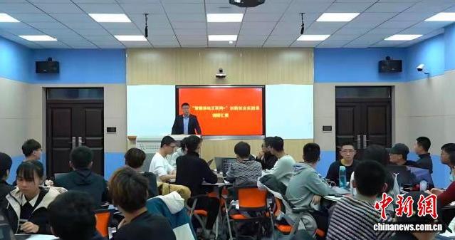 从实验室到产业一线：一所地方高校的“智能+”人才培养突围战