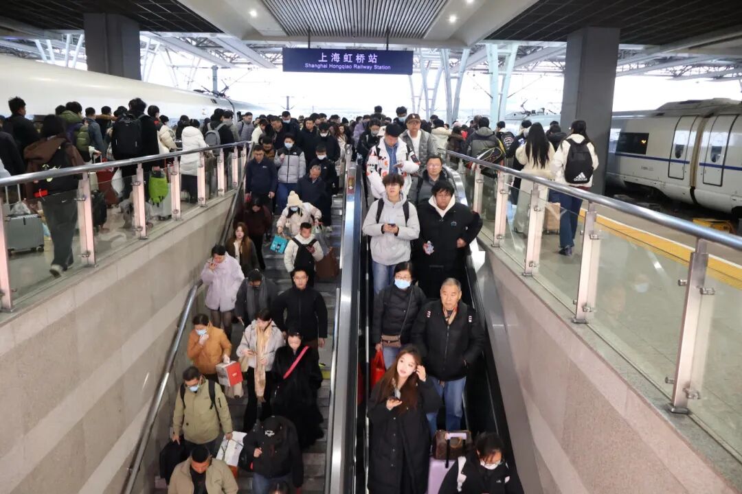 上海虹桥站迎来元旦返程高峰，旅客正有序乘降