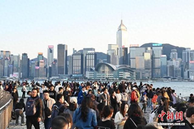 1月2日是中国内地元旦假期第二日，当日大批旅客在香港尖沙咀码头一带游玩。 中新社记者 李志华 摄
