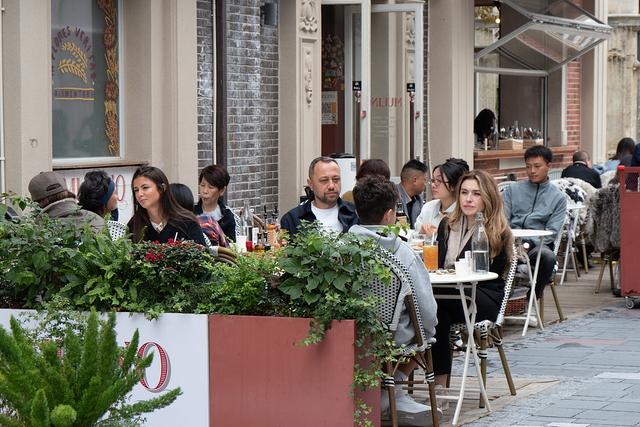 2025年11月3日，上海静安区丰盛里的各式餐厅聚集了众多食客。视觉中国 资料图