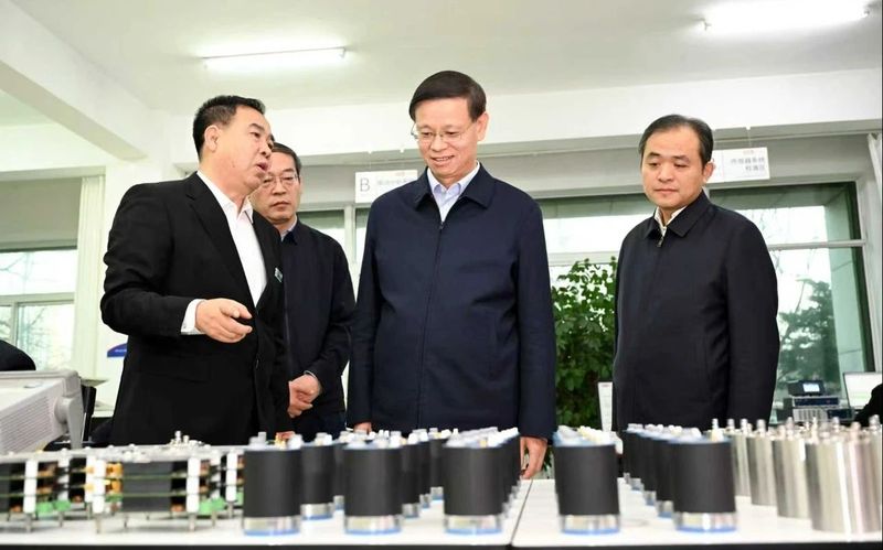 许昆林到丹东东方测控集团，了解自主创新等情况。