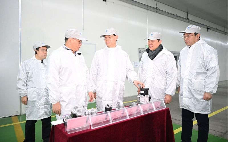 许昆林在阜新德尔汽车部件股份有限公司，察看装配车间和生产线。