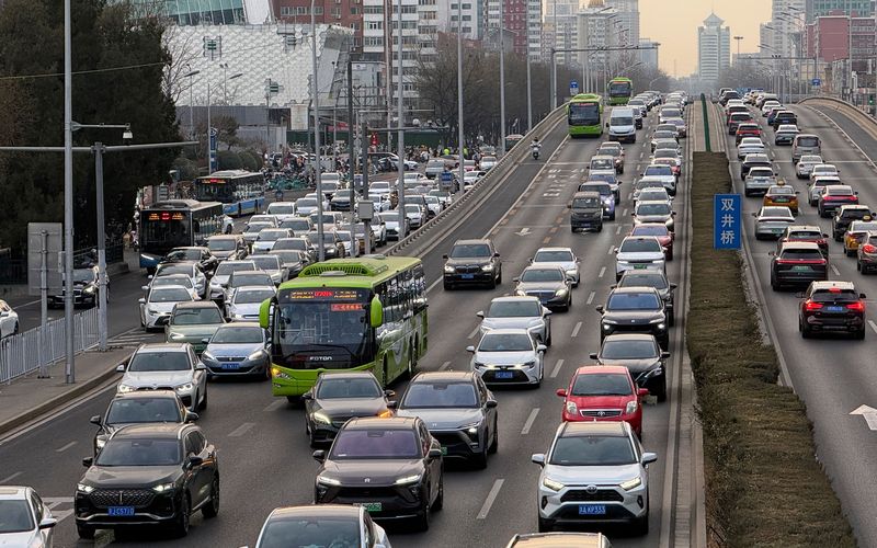 双井桥，东三环主路辅路车流量大。新京报记者 王贵彬 摄