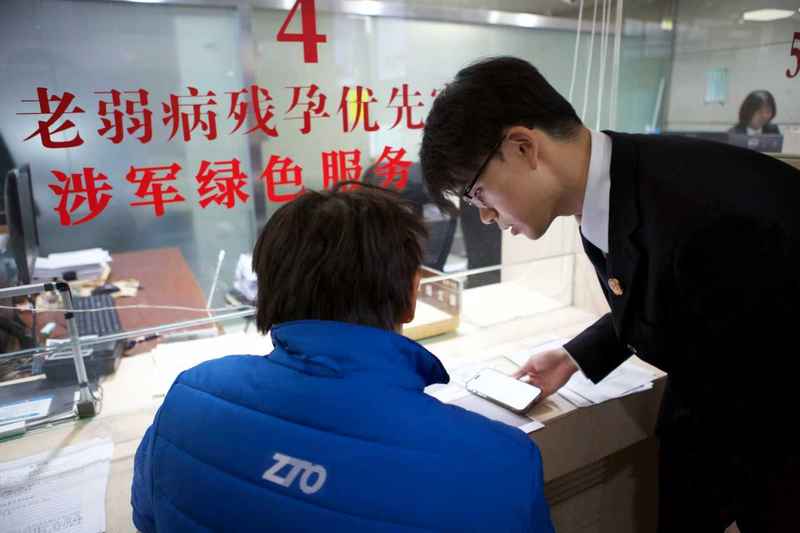 绿色通道窗口工作人员董宽接待了李某。东城法院供图