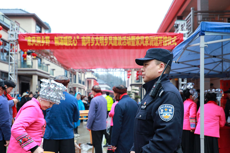 湖北利川警方全力护航新年“刨汤宴”民俗活动顺利举办。湖北警方供图