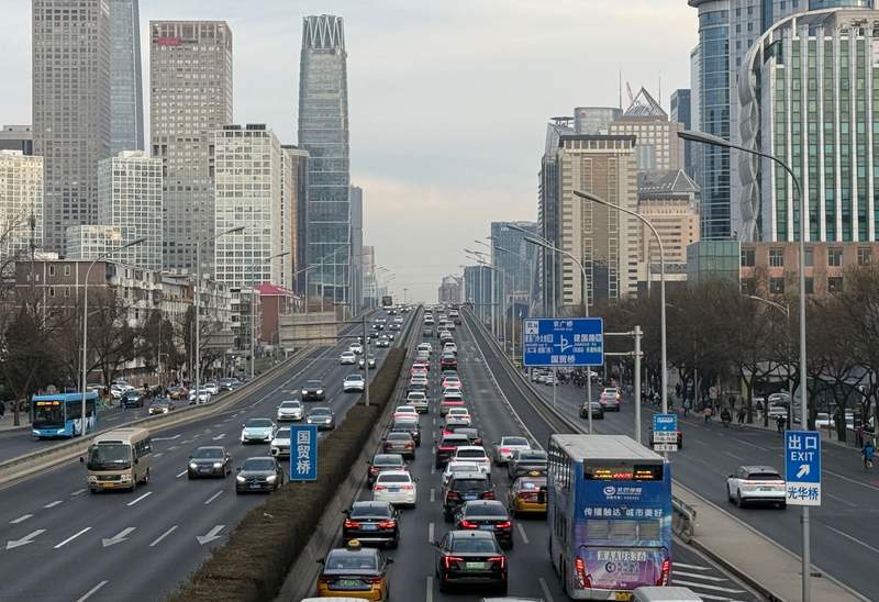 国贸桥，东三环主路南向北方向车流行驶缓慢。新京报记者 王贵彬 摄