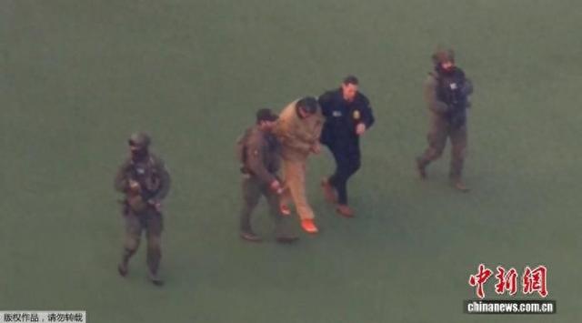 委内瑞拉总统马杜罗步履蹒跚，被押上囚车，即将出庭