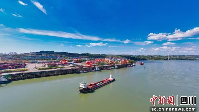 泸州港。 杨尚威 摄