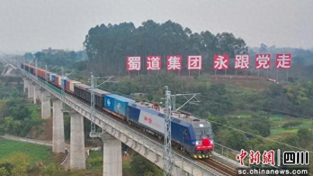 首班满载货物的和谐号列车驶过隆泸叙铁路泸州金山沱江铁路大桥。杨尚威 摄