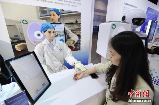 图为5月8日，中医四诊AI机器人亮相北京科博会。中新社记者 王紫儒 摄