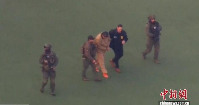 委内瑞拉总统马杜罗步履蹒跚，被押上囚车，即将出庭