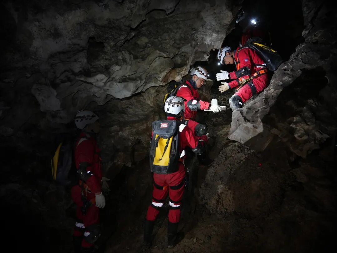 2025年12月，航天员在洞穴中进行物品传递协作训练。