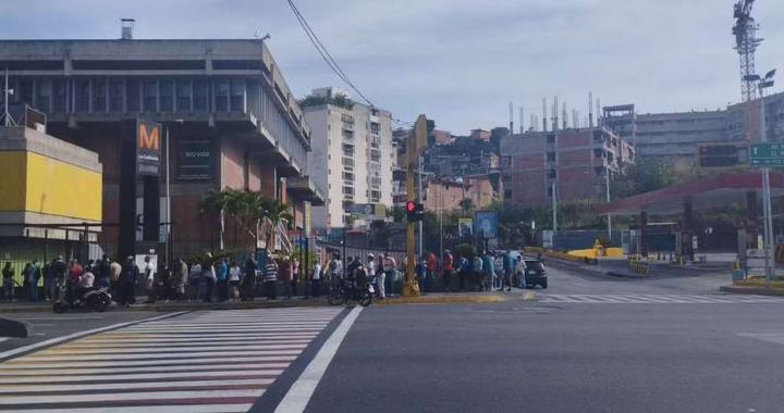 委内瑞拉变局40小时：惶惑民众排长队在超市扫货，华人社区自发巡逻