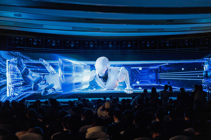 1月5日，北京人工智能创新高地建设推进会现场，参会者与AI互动。新京报记者 王子诚 摄