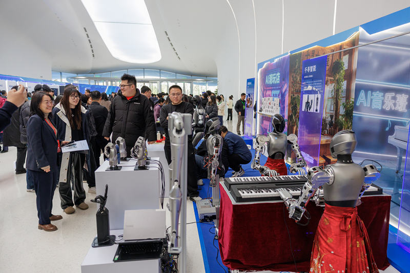 北京人工智能创新高地建设推进会现场，参会者参观人工智能成果展出。新京报记者 王子诚 摄