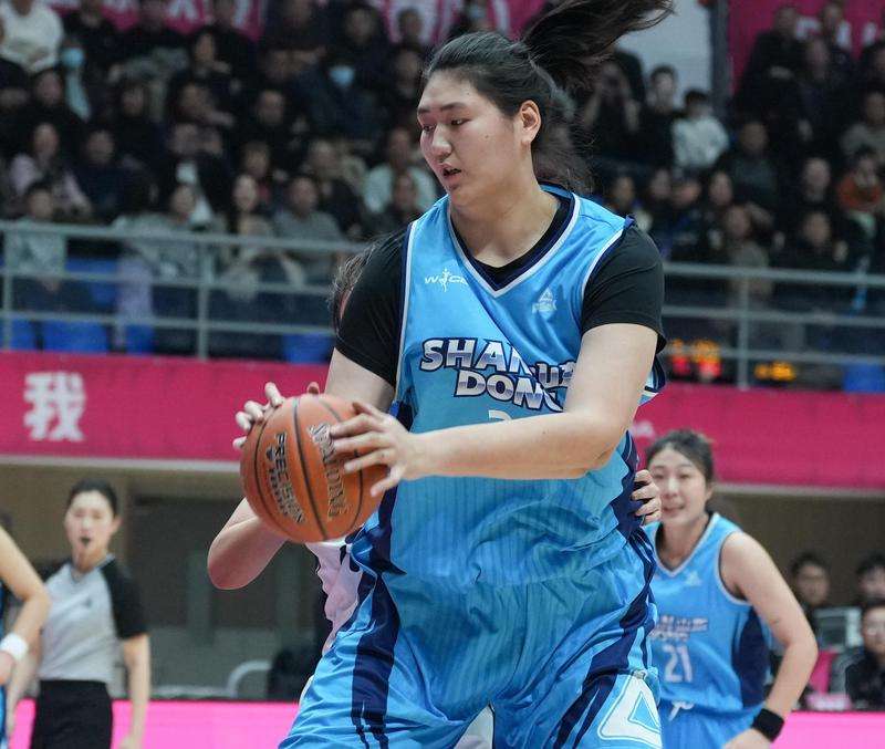 1月4日，山东女篮球员张子宇（前）在比赛中进攻。新华社记者 朱峥 摄