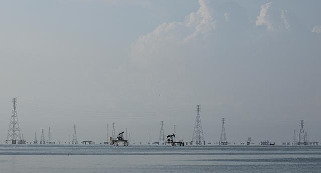 当地时间2025年12月18日，委内瑞拉马拉开波，马拉开波湖的抽油机。视觉中国 图