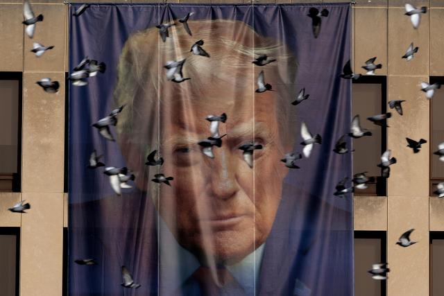 当地时间2026年1月5日，美国华盛顿，美国劳工部大楼外悬挂着一幅印有总统唐纳德·特朗普肖像的巨型横幅。视觉中国 图