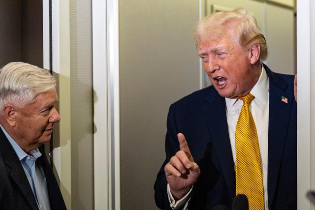 当地时间2026年1月4日，美国马里兰州安德鲁斯联合基地，美国总统唐纳德·特朗普在“空军一号”上召开记者会。视觉中国 图