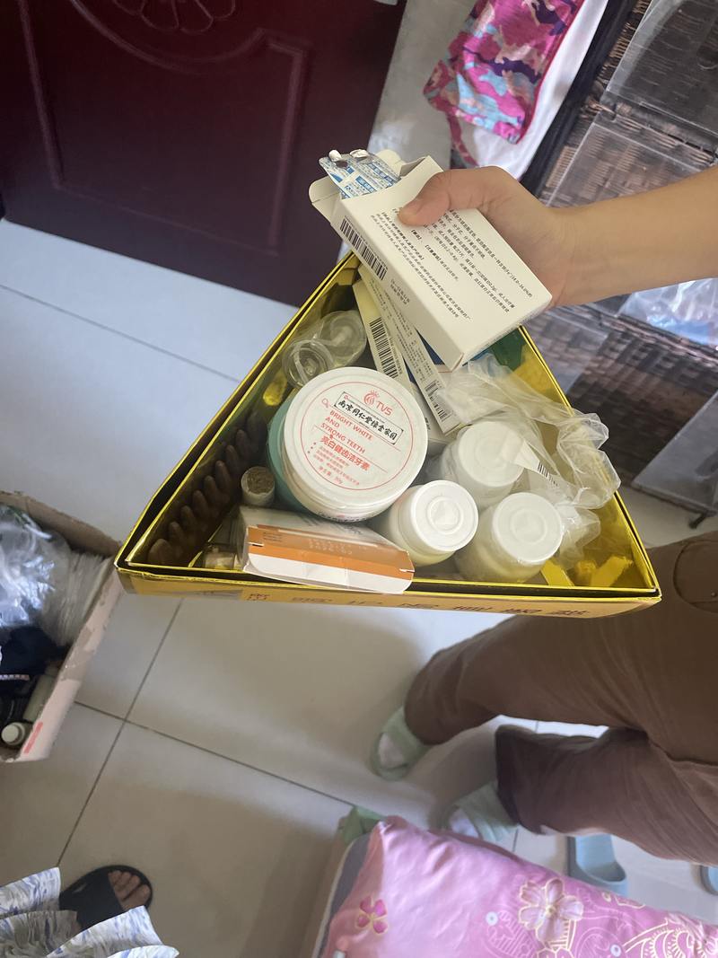 老人将保健品放在盒子里。新京报记者 黄依琳 摄