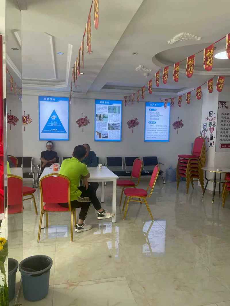 坐在沙发上的老人眼睛被纱布包着，有店员介绍，他们敷的是益生菌粉，可以明目。新京报记者 黄依琳 摄