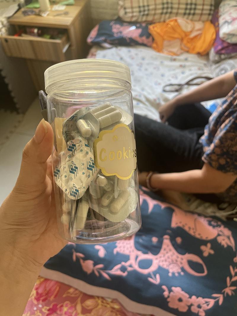 贾庆娟把长乐胶囊放在罐子里藏进被窝里。新京报记者 黄依琳 摄