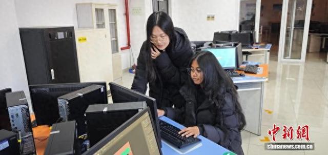 马达加斯加鲁班工坊留学生左雅琴(右一)在和同学交流。薛淳月 摄