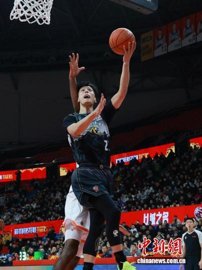 吉林队栾利程(黑衣)持球上篮。 吴金泽 摄