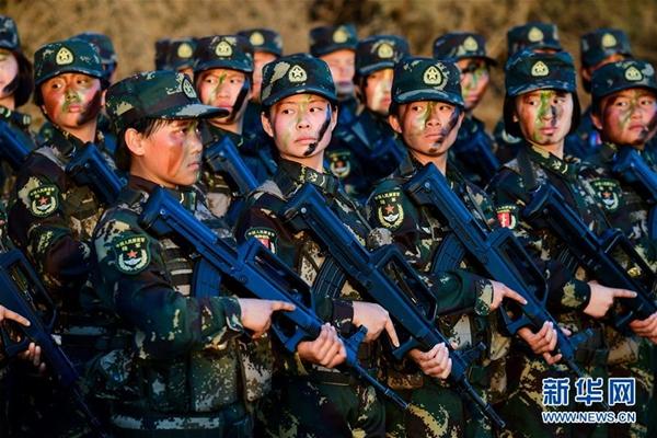 第75集团军某特战旅指挥通信连大学生女兵整齐列队。 资料图：新华社