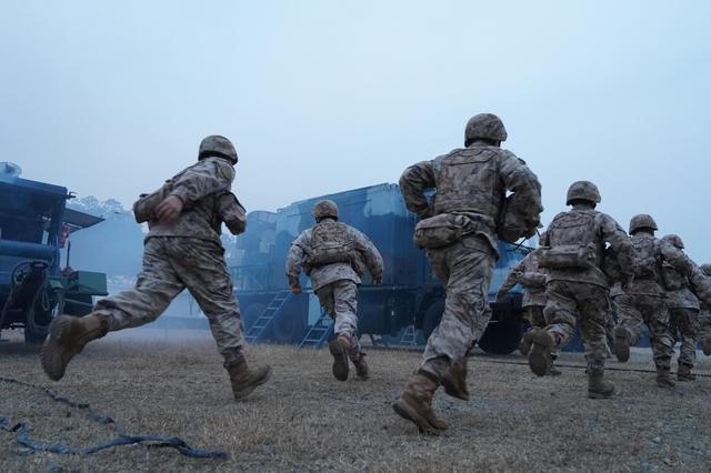 官兵在东部战区海军某部组织的全流程全要素训练中奔赴战位。 资料图：新华社