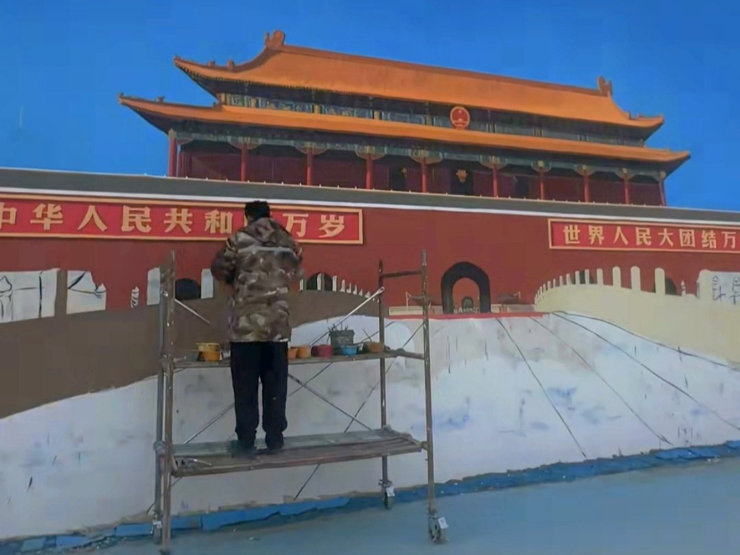 画在土墙上的“天安门”，圆了农村老人的“北京梦”