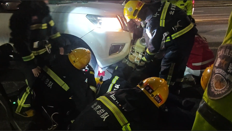 事故现场，电动自行车车主被卷入皮卡车车底。经开区消防供图