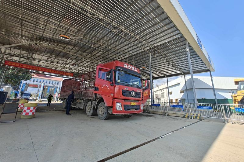 2025年全年，瑞丽边检站各站点累计验放出入境货运车辆8.5万辆次。瑞丽边检供图