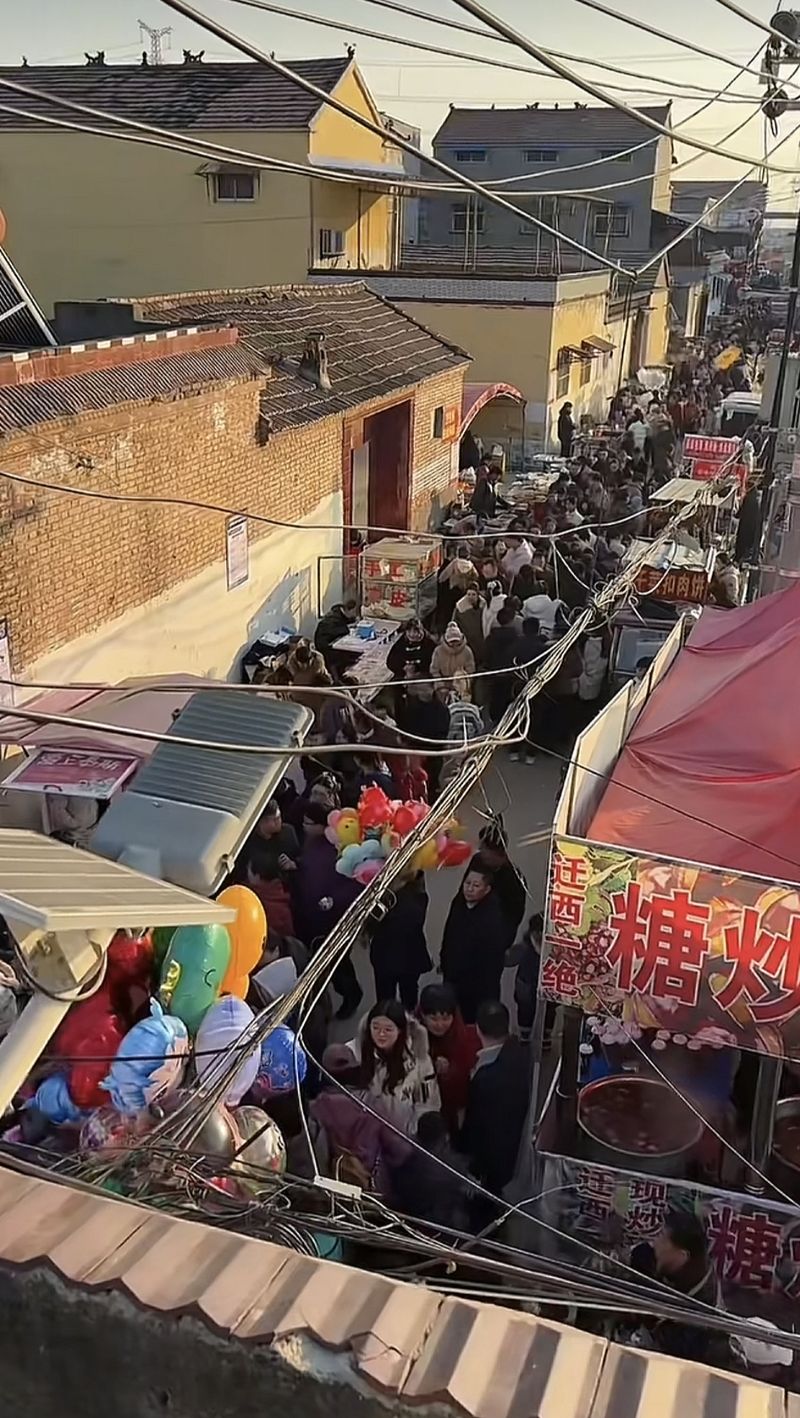 2026年1月2日，吴营村的街道上挤满了游客。受访者供图