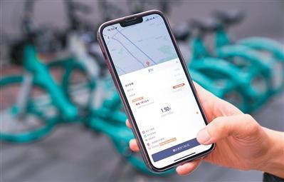 市民在北京乘坐滴滴青桔单车后，使用数字人民币支付车费。靳安然摄