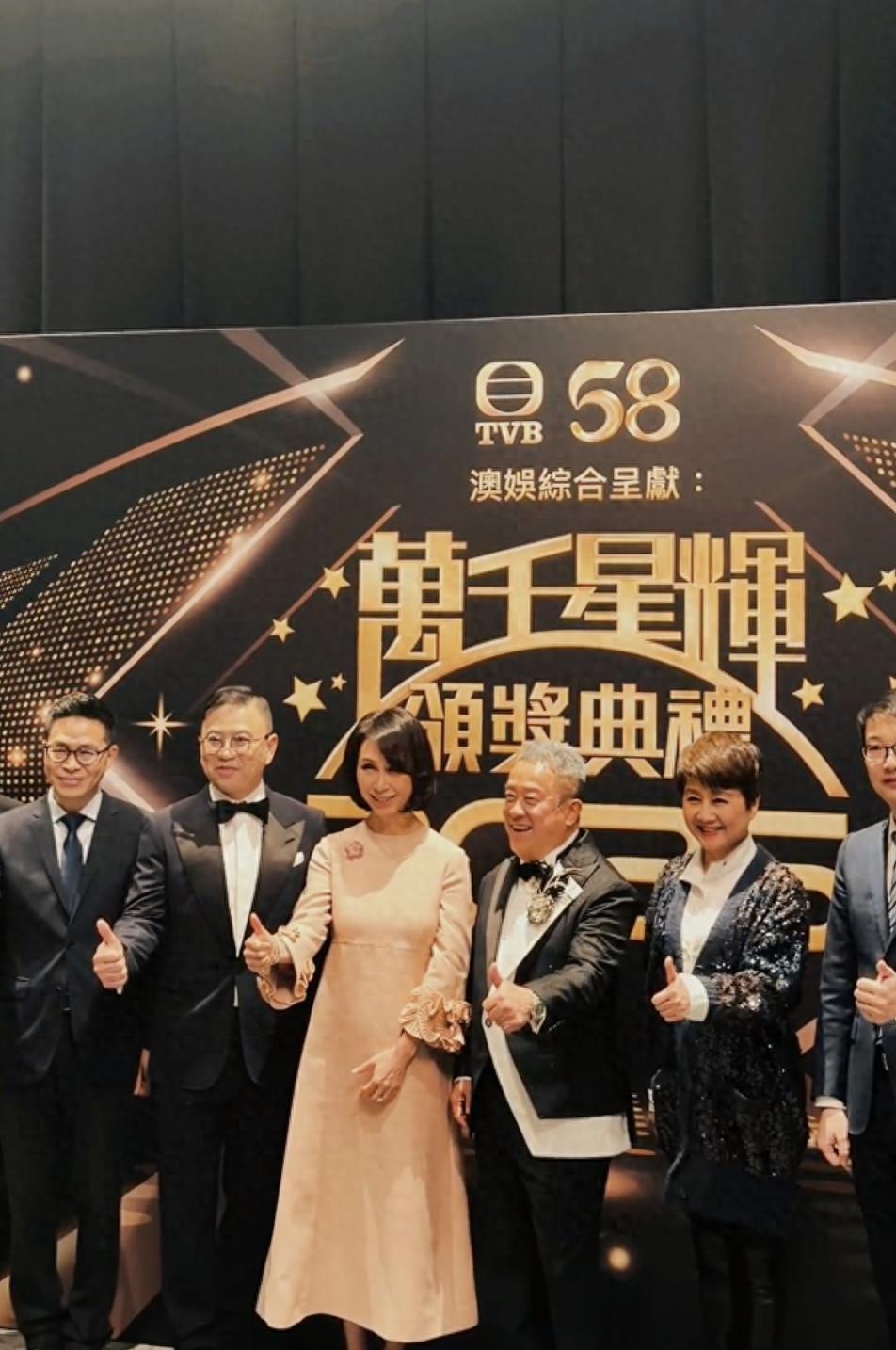 梁安琪现身TVB颁奖礼，与何超凤同框有说有笑，两人同龄相处融洽|澳博|何鸿燊|二房|常务董事|葡京_手机新浪网