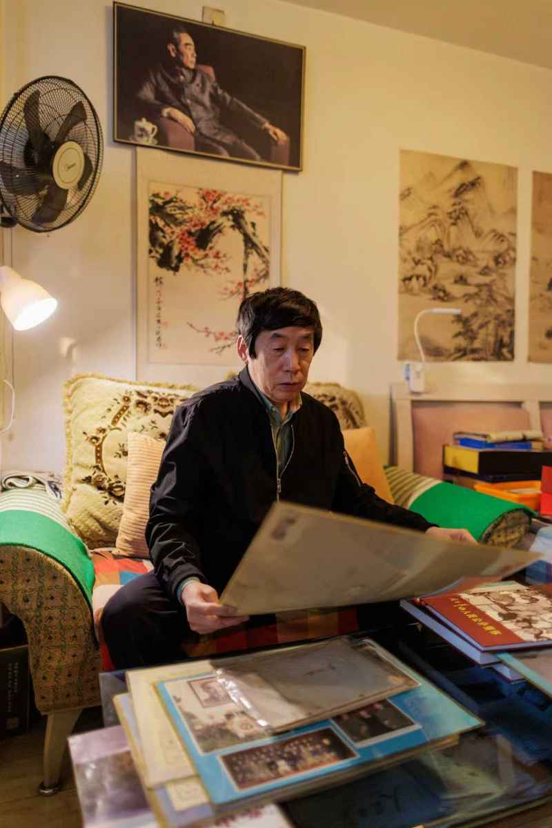 周铁男在北京家中查看自己的藏品。新京报记者 王子诚 摄