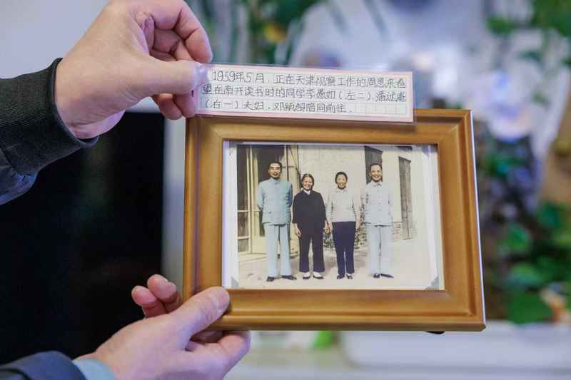 周铁男收藏的周恩来照片。新京报记者 王子诚 摄