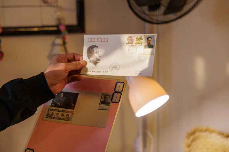 周铁男收藏的周恩来总理逝世十周年和二十周年纪念封。新京报记者 王子诚 摄