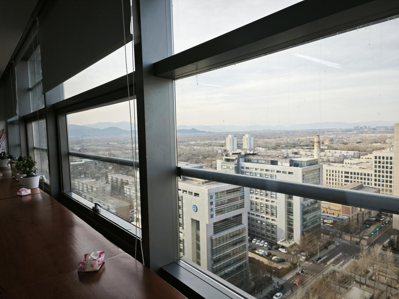 从清华科技园写字楼，可以俯瞰清华校园    新京报贝壳财经记者 罗亦丹 摄